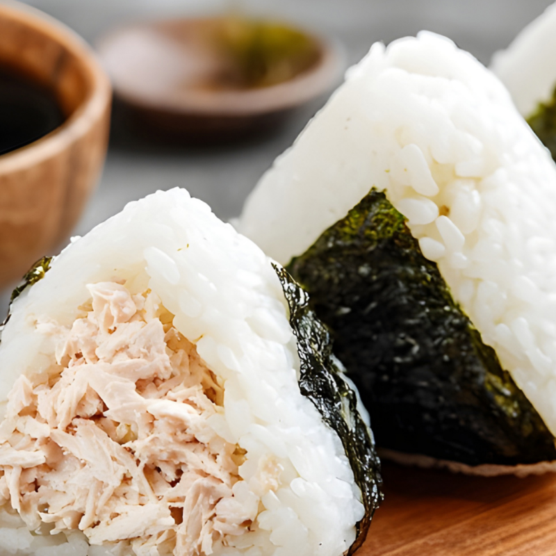 Nos P'tits Ateliers - Onigiri Thon, fromage à tartiner & avocat.